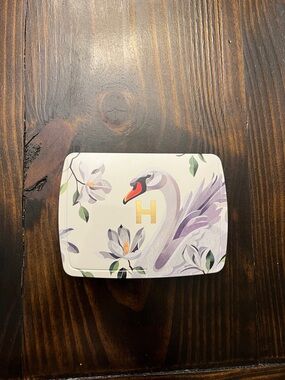 Hourglass, ambient lighting, edit unlocked Swan